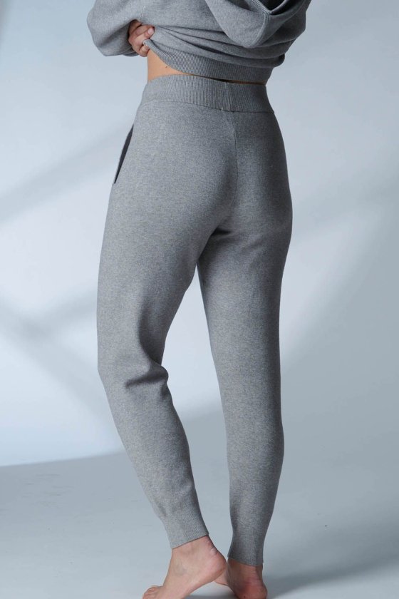 Женский трикотажный костюм из свитера и брюк Simone Perele (Франция) 1A8.963-660
